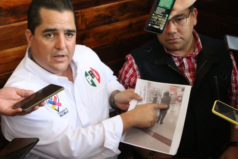 El dirigente estatal de PRI, Adolfo Ramírez Arana, informó que denunciarán a MORENA por actos indebidos de campaña al repartir apoyos en especie en los Bancos del Bienestar. 
