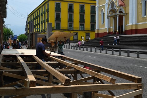 Trabajadores de gobierno ya colocan frente a Palacio de Gobierno las tarimas desde donde funcionarios presidirán el desfile conmemorativo al Día de Trabajo.