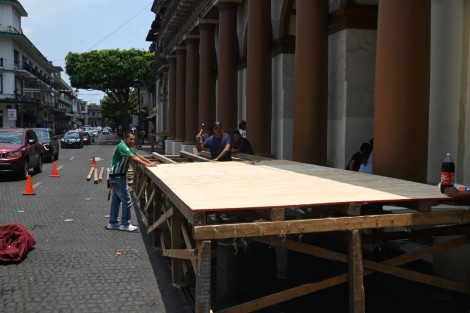 Trabajadores de gobierno ya colocan frente a Palacio de Gobierno las tarimas desde donde funcionarios presidirán el desfile conmemorativo al Día de Trabajo.