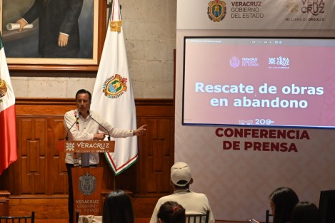 Durante su conferencia de prensa de este lunes, el Gobernador Cuitláhuac García dio cuenta del rescate de obras para el sector Salud, que se encontraban en abandono en varios municipios.  Foto: