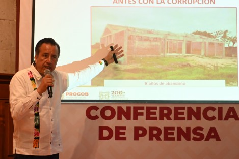 Durante su conferencia de prensa de este lunes, el Gobernador Cuitláhuac García dio cuenta del rescate de obras para el sector Salud, que se encontraban en abandono en varios municipios.  Foto: