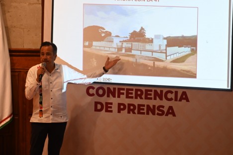 Durante su conferencia de prensa de este lunes, el Gobernador Cuitláhuac García dio cuenta del rescate de obras para el sector Salud, que se encontraban en abandono en varios municipios.  Foto: