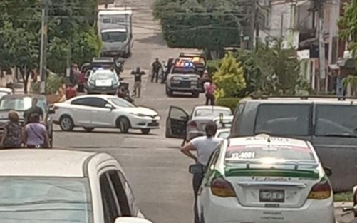Elementos de seguridad implementaron un operativo para dar con el segundo asaltantes, quien habría huido en moto con lo robado. 
