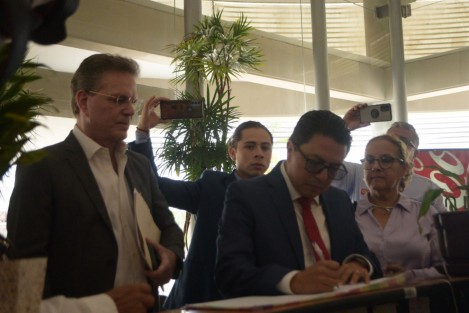 El empresario Arturo Castagné y el abogado Arturo Nicolás acudieron a la Fiscalía a denunciar que la candidata de MORENA, Rocío Nahle, usó en campaña camioneta que pertenecería al Ayuntamiento de Martínez de la Torre.