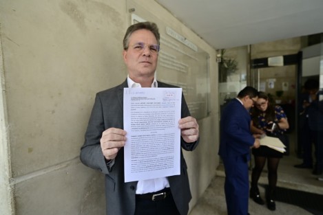 El empresario Arturo Castagné y el abogado Arturo Nicolás acudieron a la Fiscalía a denunciar que la candidata de MORENA, Rocío Nahle, usó en campaña camioneta que pertenecería al Ayuntamiento de Martínez de la Torre.