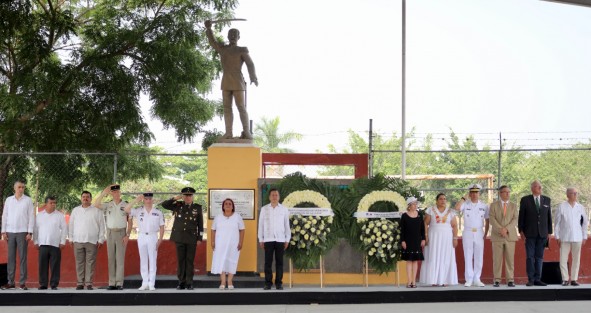 El Gobierno de Veracruz y las autoridades diplomáticas de Francia rindieron honores a los caídos en la afrenta de Camarón, que entonces separó a dichos pueblos y ahora los reúne en el Mausoleo Franco-Mexicano. 