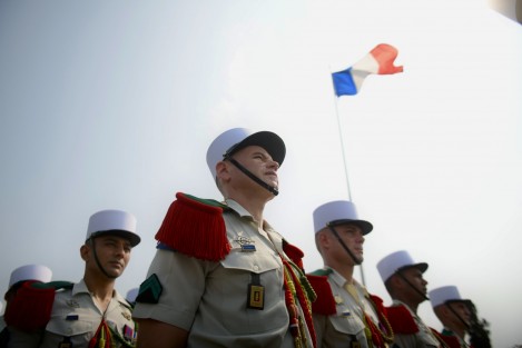 Con los respectivos toques de Silencio, ofrendas florales y salvas de fusilería, además de la lectura de semblanzas de los coroneles Francisco de Paula y Francisco Talavera ambas fuerzas rindieron honores a los caídos 161 años atrás en la Batalla de Camarón..