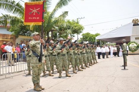 Con los respectivos toques de Silencio, ofrendas florales y salvas de fusilería, además de la lectura de semblanzas de los coroneles Francisco de Paula y Francisco Talavera ambas fuerzas rindieron honores a los caídos 161 años atrás en la Batalla de Camarón..