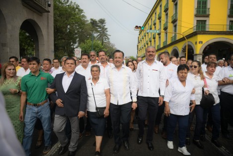 Acompañado de líderes sindicales, el Gobernador Cuitláhuac García Jiménez encabezó el inicio del desfile conmemorativo al Día del Trabajo, en la capital veracruzana. 