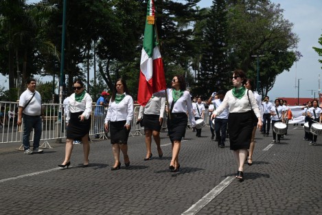 Miles de trabajadores de los diversos sectores participaron en el desfile conmemorativo al Día del Trabajo en la capital veracruzana. 