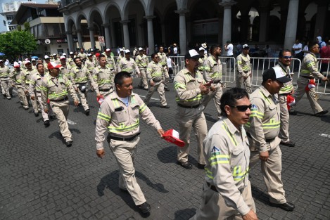 Miles de trabajadores de los diversos sectores participaron en el desfile conmemorativo al Día del Trabajo en la capital veracruzana. 