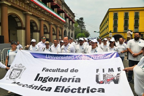 Miles de trabajadores de los diversos sectores participaron en el desfile conmemorativo al Día del Trabajo en la capital veracruzana. 