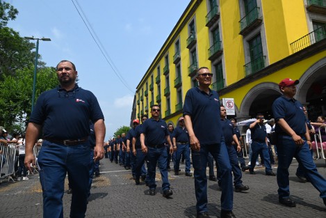 Miles de trabajadores de los diversos sectores participaron en el desfile conmemorativo al Día del Trabajo en la capital veracruzana. 