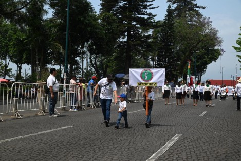 Miles de trabajadores de los diversos sectores participaron en el desfile conmemorativo al Día del Trabajo en la capital veracruzana. 