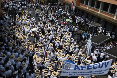 Miles de trabajadores de los diversos sectores participaron en el desfile conmemorativo al Día del Trabajo en la capital veracruzana. 