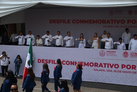 Miles de trabajadores de los diversos sectores participaron en el desfile conmemorativo al Día del Trabajo en la capital veracruzana. 