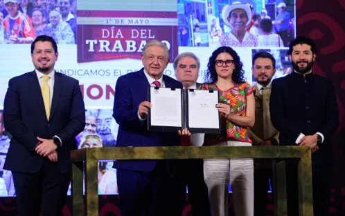 Durante la conferencia matutina, el presidente Andrés Manuel López Obrador formalizó la creación del Fondo de Pensiones para el Bienestar, y destacó el apoyo de 260 legisladores que concretaron la reforma legal en la materia.