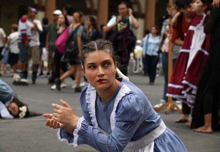Con el performance Muñecas, artistas se presentaron en Plaza Lerdo de Xalapa para concientizar sobre la violencia política cultural y los feminicidios en México, aprovechando la congregación por el desfile del Día deñ Trabajo. 