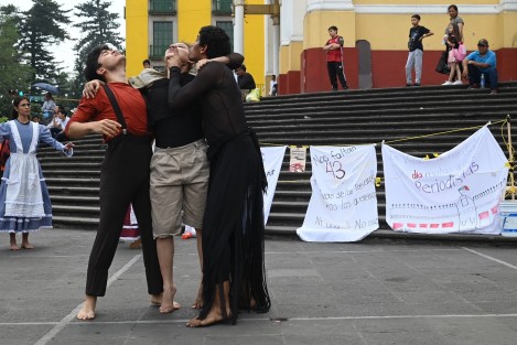 Con el performance Muñecas, artistas se presentaron en Plaza Lerdo de Xalapa para concientizar sobre la violencia política cultural y los feminicidios en México, aprovechando la congregación por el desfile del Día deñ Trabajo. 