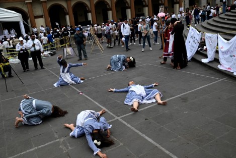 Con el performance Muñecas, artistas se presentaron en Plaza Lerdo de Xalapa para concientizar sobre la violencia política cultural y los feminicidios en México, aprovechando la congregación por el desfile del Día deñ Trabajo. 