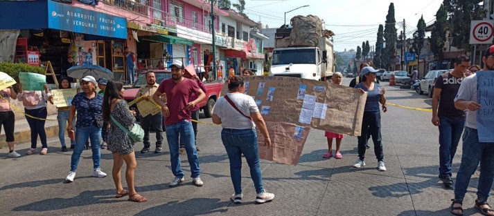 Padres de alumnos de la Escuela Primaria Hermanos Flores Magón, bloquearon la calle Bolivia, a la altura del puente peatonal, para exigir la inmediata conclusión de 4 aulas que comenzaron a construirse en octubre de 2022. Tome previsiones.