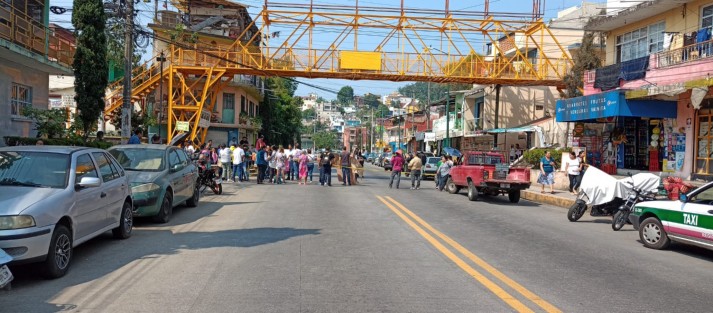 Padres de alumnos de la Escuela Primaria Hermanos Flores Magón, bloquearon la calle Bolivia, a la altura del puente peatonal, para exigir la inmediata conclusión de 4 aulas que comenzaron a construirse en octubre de 2022. Tome previsiones.