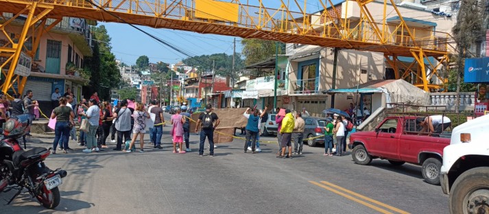 Padres de alumnos de la Escuela Primaria Hermanos Flores Magón, bloquearon la calle Bolivia, a la altura del puente peatonal, para exigir la inmediata conclusión de 4 aulas que comenzaron a construirse en octubre de 2022. Tome previsiones.