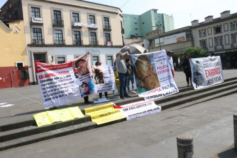 Familiares de Gerson Castro, joven presuntamente asesinado a golpes por policías estatales en 2020 en la Capital, protestaron en Plaza Lerdo para exigir justicia.