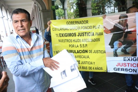 Familiares de Gerson Castro, joven presuntamente asesinado a golpes por policías estatales en 2020 en la Capital, protestaron en Plaza Lerdo para exigir justicia.