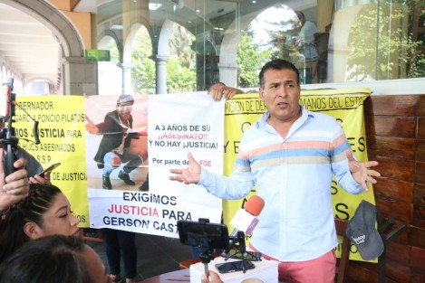 Familiares de Gerson Castro, joven presuntamente asesinado a golpes por policías estatales en 2020 en la Capital, protestaron en Plaza Lerdo para exigir justicia.