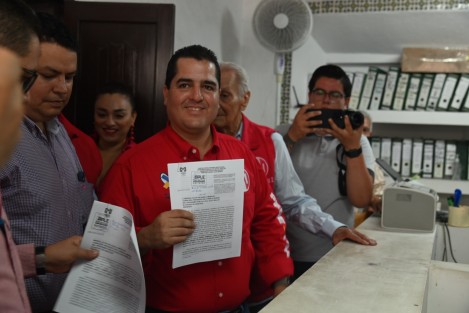 El dirigente estatal del PRI, Adolfo Ramírez Arana y el representante del PRI ante el OPLE, Silvio Lagos, denunciaron al gobernador Cuitláhuac García y al titular de SEDESOL, Guillermo Fernández, por violar la veda electoral.