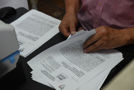 El dirigente estatal del PRI, Adolfo Ramírez Arana y el representante del PRI ante el OPLE, Silvio Lagos, denunciaron al gobernador Cuitláhuac García y al titular de SEDESOL, Guillermo Fernández, por violar la veda electoral.