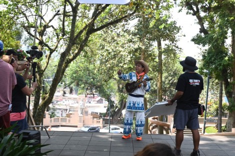 El personaje más famoso de Movimiento Ciudadano, Yuawi López, por el jingle de Movimiento Naranja, llegó a grabar un video en parque Juárez de la ciudad de Xalapa.