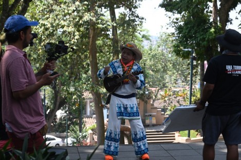 El personaje más famoso de Movimiento Ciudadano, Yuawi López, por el jingle de Movimiento Naranja, llegó a grabar un video en parque Juárez de la ciudad de Xalapa.