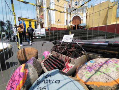 Por el día mundial de la libertad de prensa, periodistas pusieron una ofrenda de flores y un antimonumento para recordar a los colegas muertos.