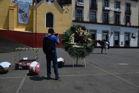 Por el día mundial de la libertad de prensa, periodistas pusieron una ofrenda de flores y un antimonumento para recordar a los colegas muertos.