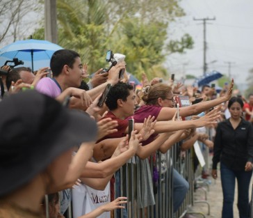 
Desde tempranas horas y sin importar las altas temperaturas, cientos de personas esperaron en el lugar para recibir al primer mandatario, tomarse una foto y agradecer su apoyo a esta región del norte del estado.