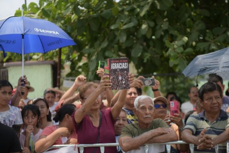 
Desde tempranas horas y sin importar las altas temperaturas, cientos de personas esperaron en el lugar para recibir al primer mandatario, tomarse una foto y agradecer su apoyo a esta región del norte del estado.