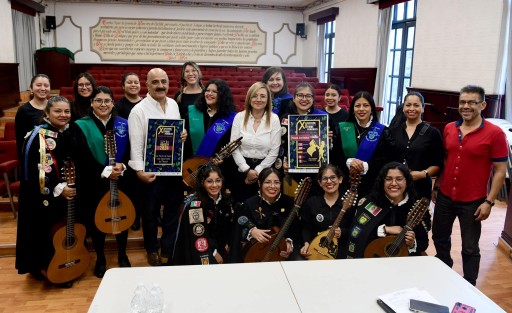 Este sábado la Tuna Femenil de la Universidad Veracruzana visitó al alcalde Ricardo Ahued, en su recorrido de promoción del XI Festival de Tunas Femeniles, que preparan para el venidero mes de agosto. 