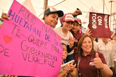 Continuando con la promoción de sus compromisos en caso de llegar a la gubernatura, Rocío Nahle visitó este domingo Hueyapan de Ocampo. 