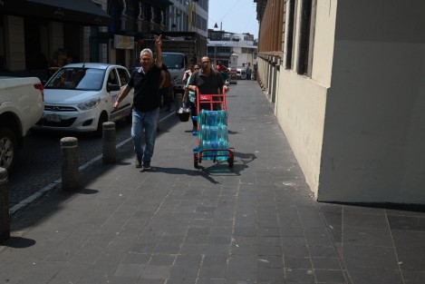 Con las altas temperaturas de incrementa el consumo de agua para evitar deshidratación y golpes de calor. Pero también hay escasez, por lo que las autoridades llaman a cuidarla.  