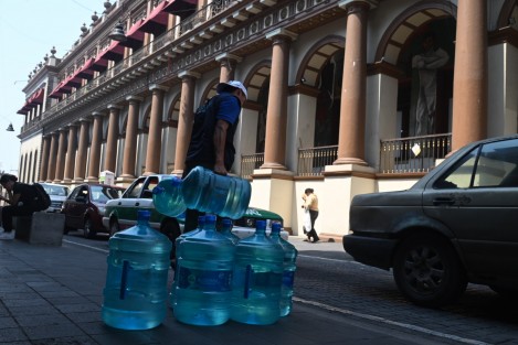 Con las altas temperaturas de incrementa el consumo de agua para evitar deshidratación y golpes de calor. Pero también hay escasez, por lo que las autoridades llaman a cuidarla.  