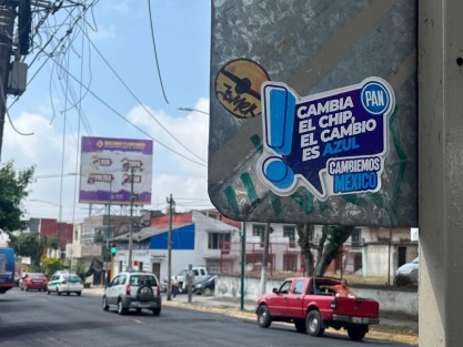 Ingeniosa publicidad, aunque afectando los señalamientos viales de las vías de comunicación. 