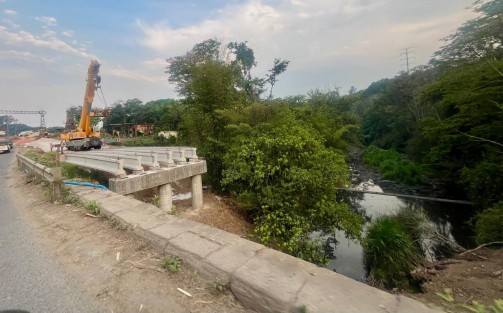 Avances de la construcción del Puente del Diablo, a un costado de Puerto Rico, Veracruz, entre Coatepec y Las Trancas.  