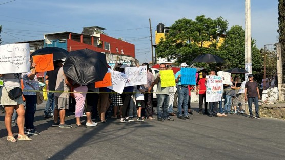 Vecinos de la colonia Rubén Pabello Acosta bloquearon  la avenida Rafael Hernández Castillo y Paseo Xalapa, para exigir agua. Señalan que por trabajos del colector pluvial se dañó tubería y que no ha sido reparada.
