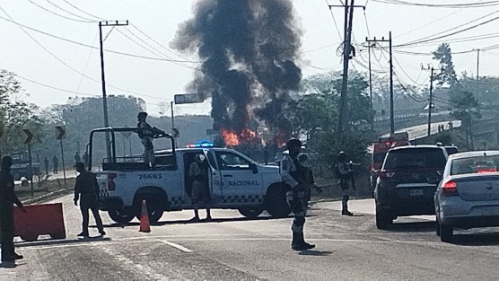 Una camioneta fue consumida por el fuego en la carretera Xalapa-Veracruz, a la altura de la Plaza del Juguete. Bomberos y PC Municipal, con apoyo de la Policía Vial, sofocaron el siniestro. No hubo lesionados.
