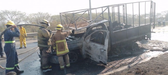 Una camioneta fue consumida por el fuego en la carretera Xalapa-Veracruz, a la altura de la Plaza del Juguete. Bomberos y PC Municipal, con apoyo de la Policía Vial, sofocaron el siniestro. No hubo lesionados.
