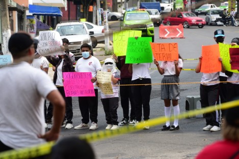 Padres de familia y alumnos del CBTIS 13 de Xalapa, bloquearon este martes las avenidas Villahermosa y Miguel Alemán,  en demanda  de la destitución de la directora Dalia Pérez, por malos manejos administrativos y no rendir cuentas de las cuotas escolares de 2 mil pesos por alumno solicitadas al inicio del ciclo escolar.