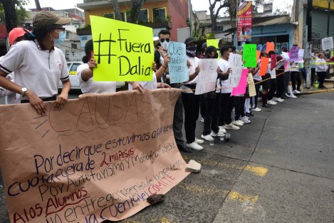 Los padres de familia han mantenido esta protesta desde hace 5 días, acusando varias irregularidades durante la gestión como directora de la maestra Dalia Pérez. Tn solo de las cuotas escolares, sería un monto de 5 mdp, dicen.