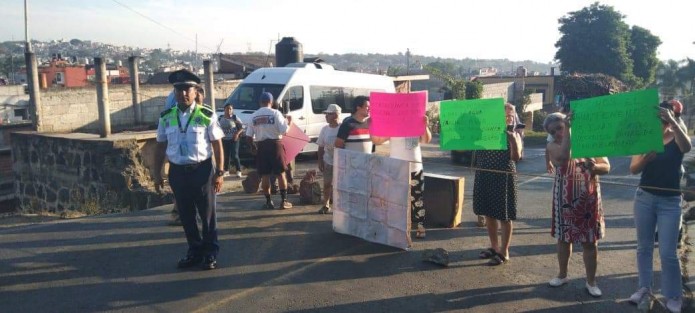 Debido a la falta de agua desde hace 15 días en la zona, los vecinos de las calles Montes Sinaí, Las Higueras, Naranjillo y Lomas de Casa Blanca, bloquearon esta mañana la avenida Chedraui Caram.